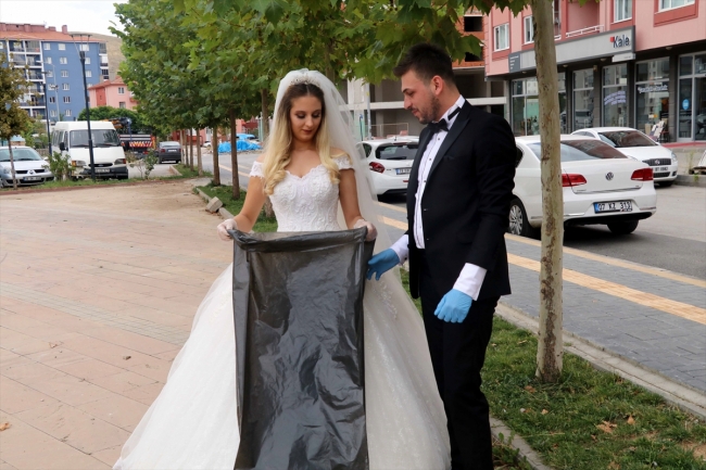 Dünya Temizlik Günü'nde gelinlik ve damatlıkla çöp topladılar